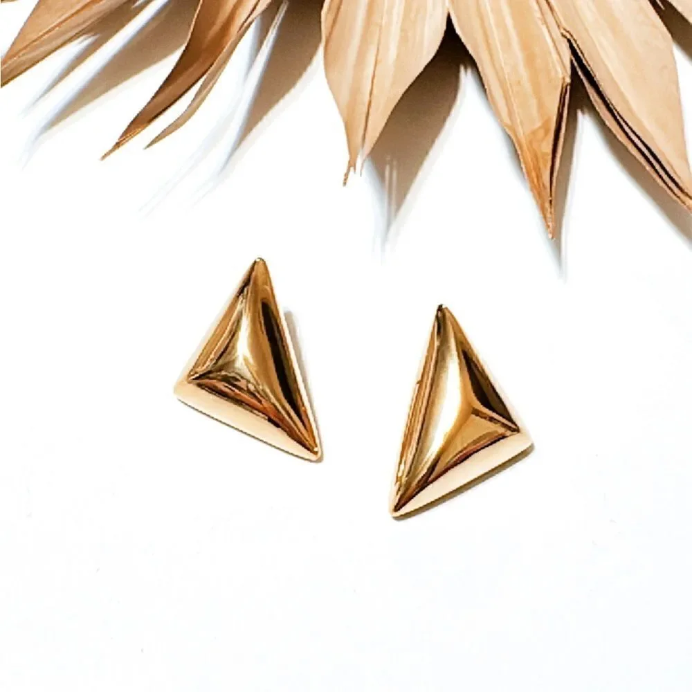 Gold geo stud earrings N414